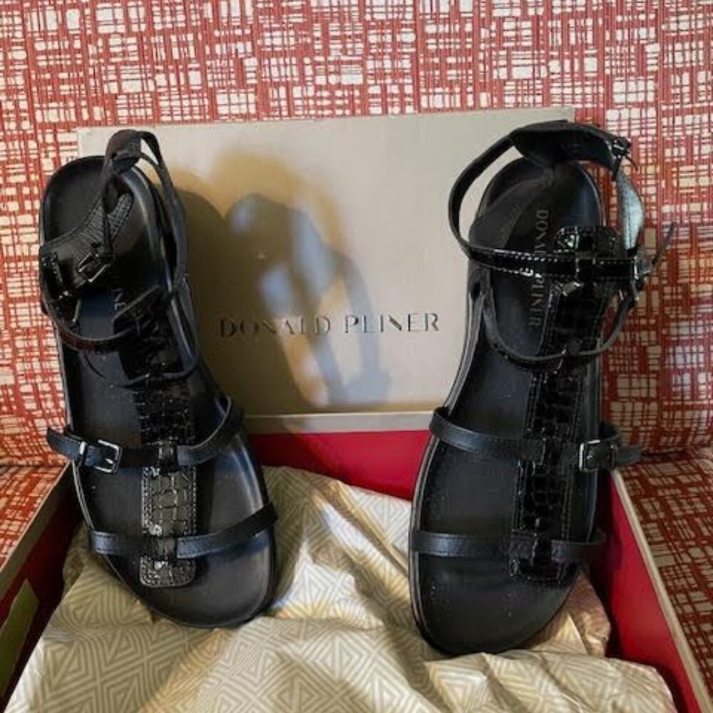 Size 9.5 Donald J. Pilner black leather sandals